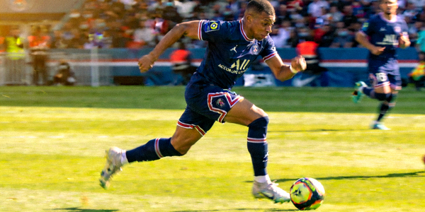 巴黎圣日耳曼球星姆巴佩在比赛中带球突破的瞬间